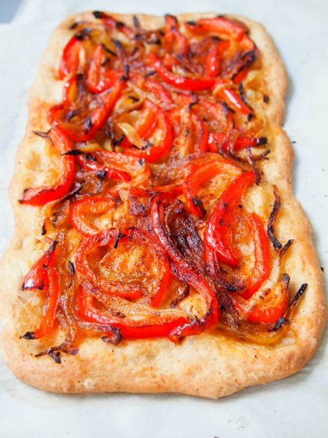 Catalan coca is a kind of a Spanish pizza or flatbread, but with some key differences - while toppings vary, most have no sauce and no cheese. But don't let that put you off, this is one delicious slice, and this simple pepper and onion version is a favorite. Spanish Pizza, No Cheese Pizza, Ranch Bread, Pizza Pic, Flatbread Toppings, Catalan Food, Catalan Recipes, Tapas Night, Cheese Pizza Recipe