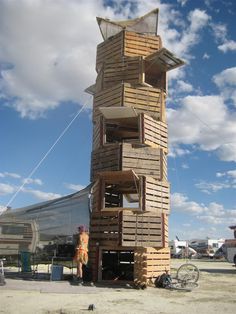 Pallet Fort, Pallet Tree Houses, Pallet Tree, Pallet Building, Pallet Crates, Pallet House, Woodworking Business, Sell Diy, Old Pallets