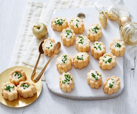 Fill heated vol au vents with combined sour cream, mayonaisse, French onion soup mix and cayenne. French Canapes, Vol Au Vent Fillings, Mini Vol Au Vent, Dinner Party Starters, Crisp Salad, Baked Feta, Filo Pastry, Vol Au Vent, Scandinavian Food