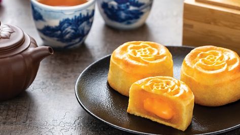 Custard Mooncake, How To Make Lava, Green Tea Cheesecake, Mooncake Recipe, Cakes Decor, Moon Cakes, Pumpkin Cups, Cream Custard, Chinese Dessert