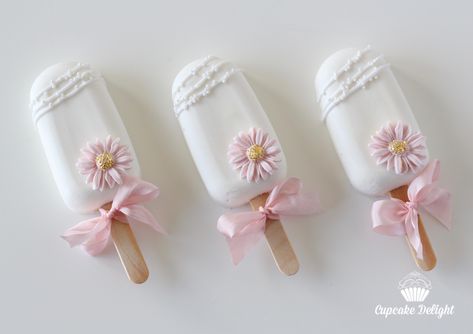 Cute little cakesicles with pink embellishments and silk ribbon Cakesicles Ideas, Pink And White Cake, Popsicles Cake, Ice Cream Cake Pops, Cake Pop Tutorial, Ice Cream Pops, Kawaii Dessert, Chocolate Covered Treats, Easter Cupcakes