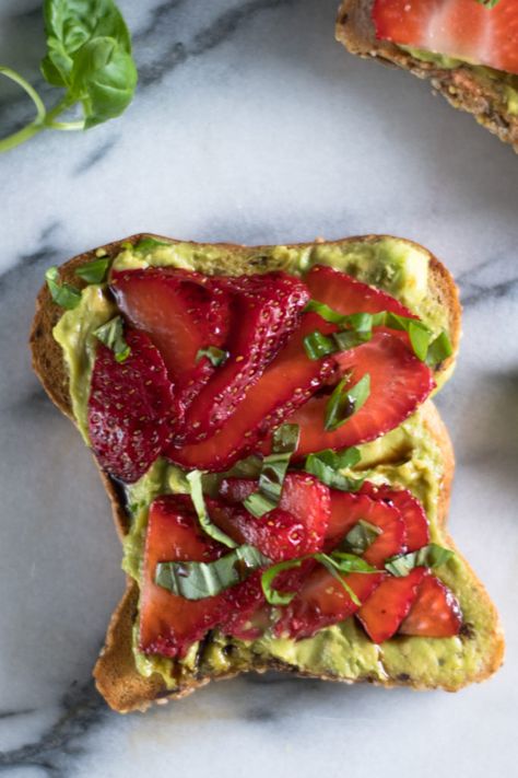 Strawberry Avocado Toast - Thyme & Love Avocado Brunch, Toast Recipe Breakfast, Strawberry Avocado, Avocado Vegan, Sliced Strawberries, Avocado Toast Recipe, Spring Brunch, Guacamole Recipe, Ripe Avocado