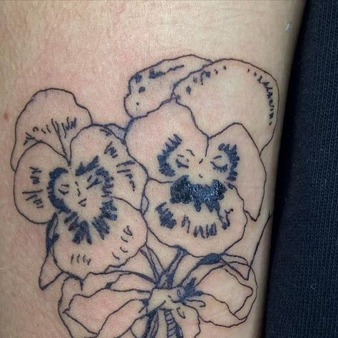 Pansy Alice In Wonderland Tattoo, Pansy Alice In Wonderland, Pansies Tattoo Black And White, Pansy Tattoo Minimalist, Flowers With Faces Tattoo, Alice In Wonderland Flower Tattoo, Pansy Tattoo Black And White, Flower With Face Tattoo, Pansie Tattoo