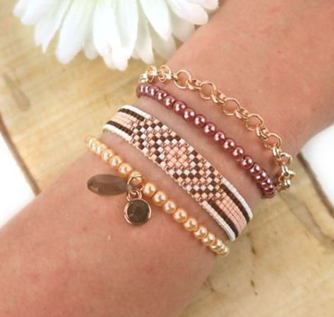 Armbandjes Weven met Miyuki Kralen - Tips + Patronen Bead Tips, Beadwork Tutorial, Loom Jewelry, Bracelet Miyuki, Bracelets Handmade Diy, Miyuki Bracelet, Bead Crochet Rope, Beaded Jewelry Tutorials, Beads Bracelet Design