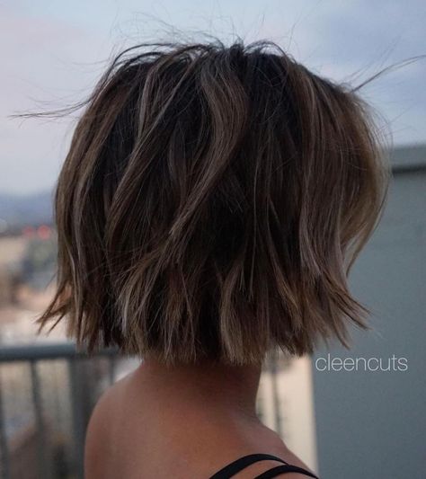 Jaw-Length Choppy Bob With Sun-Kissed Highlights Bob Layers, Short Shaggy Hair, Long Choppy Bobs, Short Choppy Bobs, Layers Bangs, Edgy Bob, Choppy Hairstyles, Messy Bob Hairstyles, Choppy Bob Haircuts