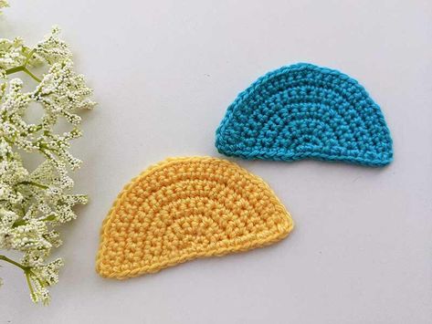 " A crochet semicircle (half-circle) is a versatile shape that starts as a flat half-round, making it perfect for various projects. This pattern is worked in rows. The semicircle pattern can be made using basic stitches like single, half-double, or double crochet, adjusting the stitch count to achieve the desired size and shape.   Sew the semicircle onto bags, clothing, or accessories as decorative pockets or appliqué details. Make larger semicircles for unique rugs, doormats, or placemats. or Crochet Half Sphere, Crochet Half Circle Pattern, Crochet Shapes Flat, Crochet Semicircle, Crochet Mens Hat, Popular Crochet, Crochet Eyes, Crochet Beret, Basic Stitches