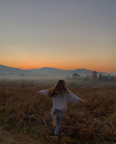 Girl In Field Aesthetic, Field Picture Ideas, Mimi Aesthetic, Running In A Field, Frolicking In A Field, Girl In Field, Countryside Girl, Field At Sunset, Field Photos