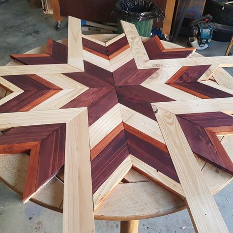 Round barn quilt table Old Round Table, Wood Quilt Block, Rustic Wood Projects, Barn Quilt Designs, Wood Wall Art Diy, Wood Scraps, Barn Quilt Patterns, Diy Wooden Projects, Woodworking Ideas Table