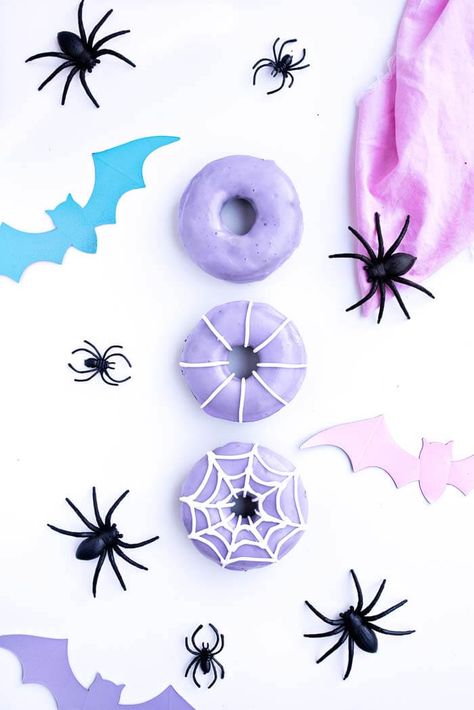 Chocolate Spider Web, Chocolate Spiders, Pasteles Halloween, Postres Halloween, Ghost Cake, Halloween Donuts, Halloween Punch, Halloween Party Snacks, Pastel Halloween