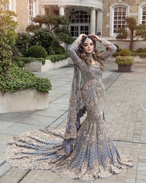 Fish Cut, Walima Dress, Red Bridal Dress, Muslim Brides, Desi Wedding Dresses, Heavy Dresses, Velvet Dress Designs, Latest Bridal Dresses, Bridal Dresses Pakistan