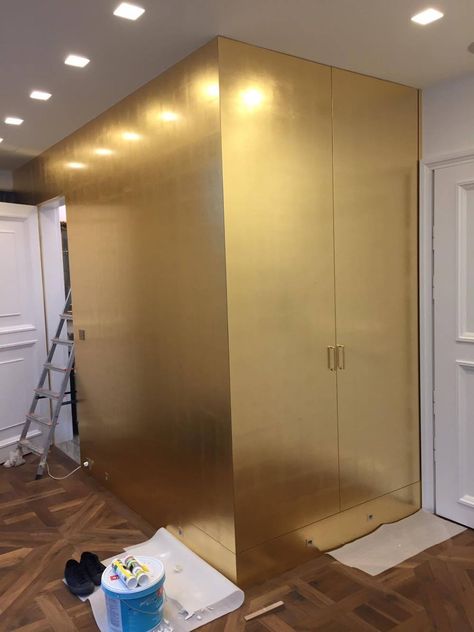 Gold Closet Doors, Gold Details Interior, Gold Painted Walls, Metallic Interior, Design Studio Workspace, Brass Interior, Gold Interior, Gold Wall, Hotel Interior