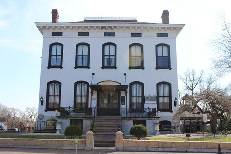 Lemp Mansion, Haunted Houses In America, Haunted House Stories, Haunted Hotels, Scary Haunted House, Real Haunted Houses, Houses In America, Places In America, Haunted Hotel