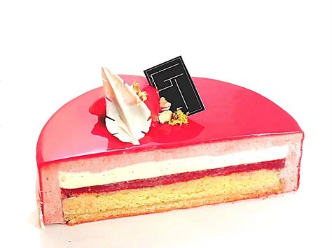 Composition Streusel amande Biscuit amande Confit de fraise/framboise/citron Crème vanille Mousse fraiseBon à savoir  Les quantités de cette recette sont valab Entremet Recipe, Mirror Glaze Cake Recipes, Baking Basics, Chocolate Mousse Cake, Fancy Desserts, Sweet Pastries, Mousse Cake, Ice Cream Cake, Mini Desserts