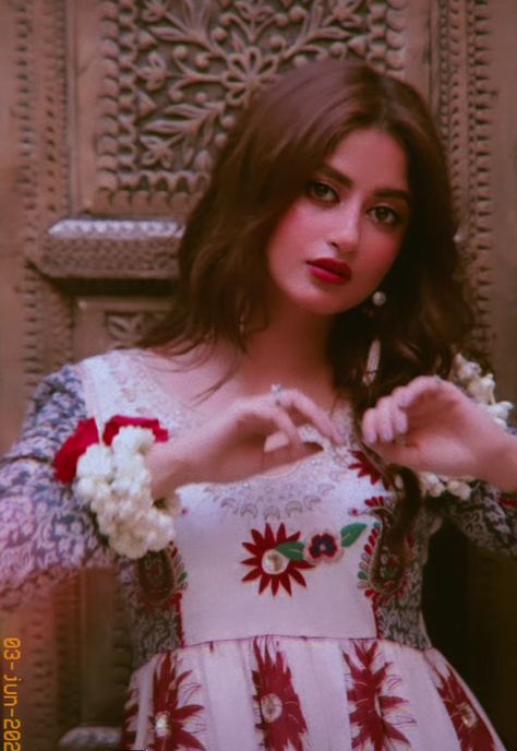 Sajal Ali Aesthetic, Ali Pic, Ali Aesthetic, New Henna Designs, Pic Video, Sajal Aly, Sajal Ali, Casual Indian Fashion, Mehndi Art Designs