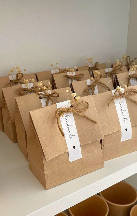 Pretty Gift Wrapping Ideas, Christmas Gift Wrapping Ideas, Gift Wrap Ideas, Winter Florals, Gift Wrapping Techniques, Gift Wrapping Inspiration, Packaging Ideas Business, Small Business Packaging Ideas, Gift Wrapping Ideas