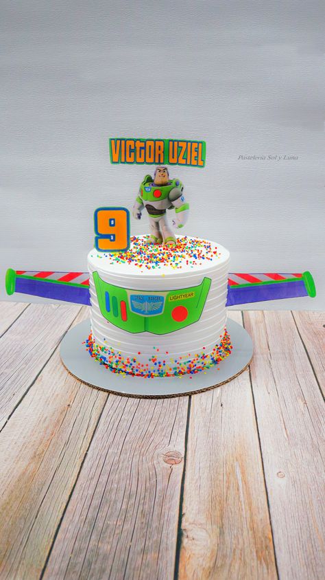 Pastel forrado en chantilly blanco con decoracion en micas en tematica de buzz lightyear y confeti comestible. Pastel Buzz Lightyear, Buzz Lightyear Cake, Cheetah Cakes, Buzz Lightyear, Amazing Spiderman, Toy Story, Pastel, Cake