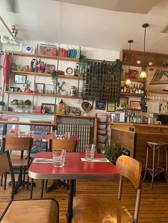 Perfect example of a retro diner cafe table 50s Furniture, Vintage Coffee Shops, Library Cafe, Diner Table, 70s Interior, Bookstore Cafe, Retro Cafe, Cafe Table, Coffee Shop Aesthetic