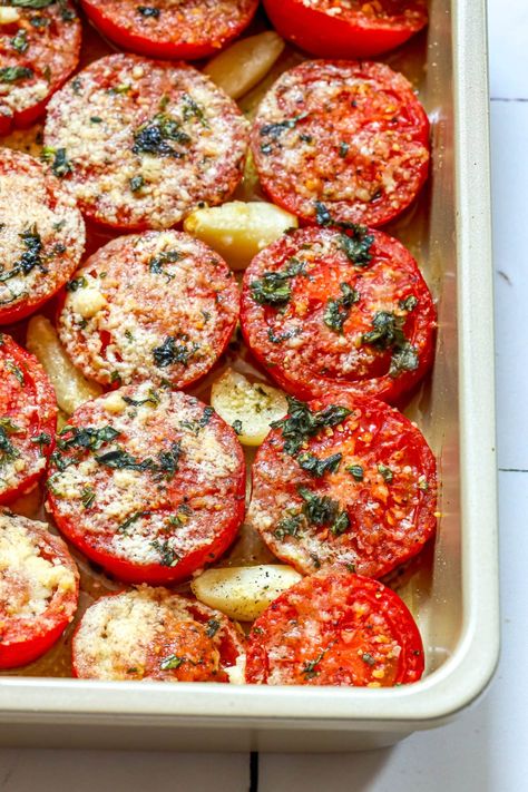 Easy Roasted Tomatoes Recipe - Sweet CS Designs. Recipes With Tomatoes, Roasted Tomatoes Recipe, Roasted Tomato Recipes, Tomato Side Dishes, Tomatoes Roasted, Fresh Tomato Recipes, Tomatoes Recipe, Beefsteak Tomato, Garlic Recipes