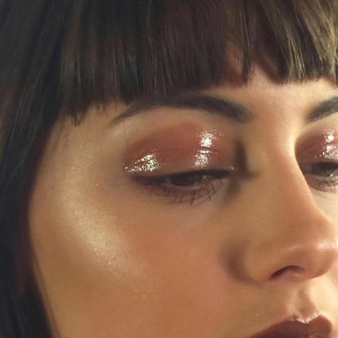 glossy eyes <3 - think natalie imbruglia in the 'torn' video Glossy Lids, Festival Make Up, Glossy Eyes, Glossy Makeup, Kesha, Make Up Looks, Editorial Makeup, Makeup Goals, All Things Beauty