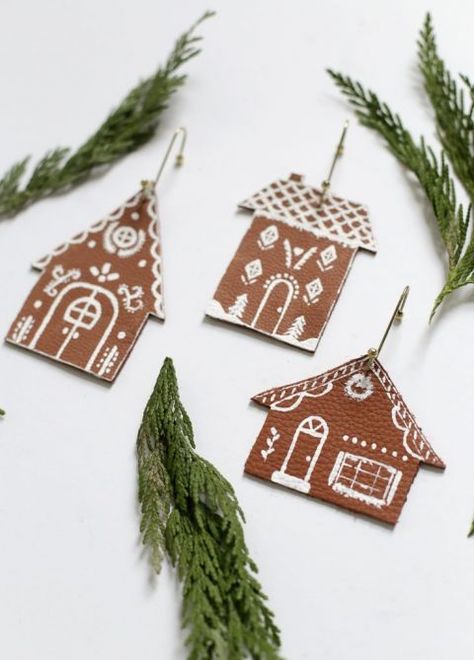 Diy Leather Ornaments, Gingerbread House Ornaments, Diy Gingerbread House, Easy Gingerbread House, Diy Gingerbread, Easy Christmas Ornaments, Diy Christmas Ornaments Easy, Gingerbread Ornaments, Diy Christmas Gifts Cheap