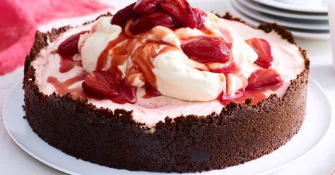 For a show-stopping dessert try this decadent strawberry and cream cheesecake made with a chocolate biscuit base. Strawberries And Cream Cheesecake, Roasted Strawberry Cheesecake, Amazing Christmas Desserts, Cheesecake With Whipped Cream, Delicious Cheesecake Recipes, Roasted Strawberry, Yes And Yes, Strawberry And Cream, Cream Cheesecake