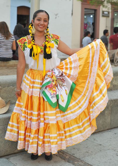 Mexican Traditional Clothing, Mexican Style Dresses, Traditional Mexican Dress, Ballet Folklorico, Mexico Style, Mexico Culture, Mexican Outfit, Mexican Women, Mexican Girl