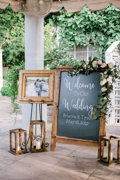 Wedding Entryway Decor Ideas, Wedding Reception Entryway Decor, Rustic Wedding Entrance Ideas, Door Decorations Wedding Entrance Flower, Backyard Wedding Table Centerpieces, Wedding Reception Entrance Table, Wooden Box Wedding Decor, Diy Wedding Entryway, Wedding Bar Area Decor