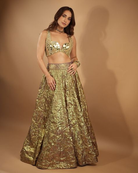 🪷 The AMBANI WEDDING 🪷 #AR #spotted : @kushakapila dazzling in this stunning golden lehenga from Itrh at the #ambaniwedding Her radiant ensemble and effortless grace set the perfect tone for a night of glamour and celebration. Pure elegance and style! 🌟 Shop Itrh now on: www.aurayafashion.com #ambaniwedding #anantambani #radhikamerchant #kushakapila #arweddingcelebrations #indianwedding #FashionGoals #AmbaniAffair #FashionIcon #AurayaFashion #ShopTheLook #CelebrityStyle #FashionInspo #... Kusha Kapila, Mirror Dupatta, Ambani Wedding, Intricate Mirror, Golden Lehenga, Gold Lehenga, Mirror Work Lehenga, Padded Blouse, Embellished Blouse