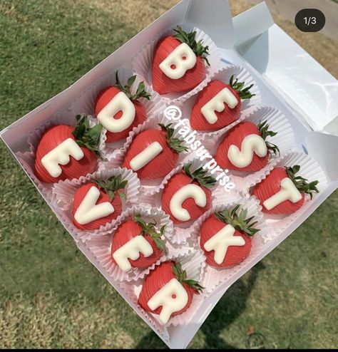 Best Boyfriend Gifts Birthday, Glam Bottles, Bae Birthday, Dipped Strawberries Recipe, Strawberry Ideas, Cake For Boyfriend, Yellow Basket, Chocolate Covered Strawberries Bouquet, Strawberry Gifts