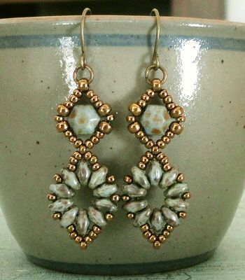 Linda's Crafty Inspirations: Tiny Honeycomb Earrings Variation Honeycomb Earrings, Free Beading Tutorials, Beaded Kumihimo, Beaded Things, Bead Weaving Tutorials, Weaving Tutorial, Beaded Jewellery, Earring Ideas, Beadwork Patterns