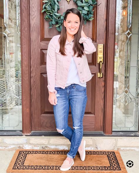 Light Pink Denim Jacket Outfit, Pink Demin Jacket Outfits, Pink Jeans Jacket Outfit, Blush Denim Jacket Outfit, Pink Cotton Denim Jacket For Spring, Pink Jacket Outfit Spring, Pink Jean Jacket Outfit, Pink Denim Outfit, Pink Denim Jacket Outfit