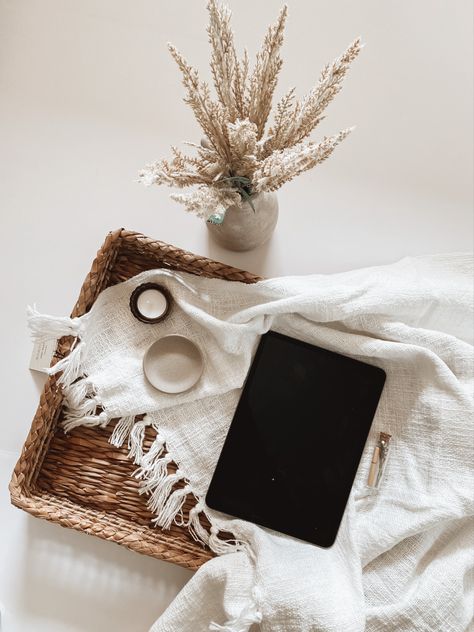 Creative Book Photography, Book Flatlay Aesthetic, Bookish Flatlay, Book Product Photography, Book Flatlay, Book Crafts Diy, Background Frame, Bookstagram Inspiration, Winter Books