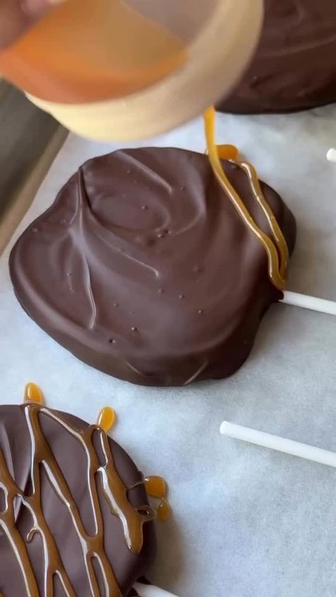 Food Paradise (@foodparadise42) on Threads Chocolate Covered Apple Slices, Chocolate Covered Apples Slices, Caramel Apple Slices, Thanksgiving Sweets, Chocolate Covered Apples, Chocolate Covered Treats, Caramel Syrup, Halloween Chocolate, Semi Sweet Chocolate Chips