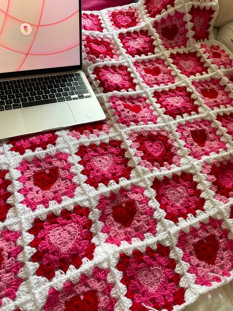 Granny Square Haken, Crocheted Blanket, Crochet Blanket Designs, Mode Crochet, Crochet Business, Crochet Design Pattern, Granny Square Blanket, Crochet Fashion Patterns, Fun Crochet Projects