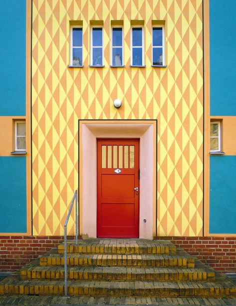 Real places and landmarks that look like they're from a Wes Anderson film - Business Insider Wes Anderson Decor, Accidental Wes Anderson, Wes Anderson Color Palette, Bruno Taut, Wes Anderson Aesthetic, Wes Anderson Style, Wes Anderson Movies, Wes Anderson Films, Art Deco Buildings