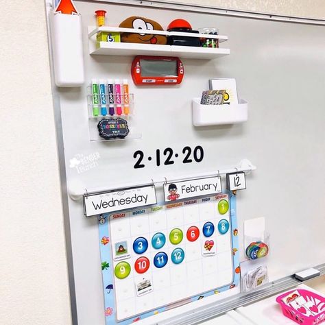 Preschool Whiteboard, Whiteboard Layout Ideas, Whiteboard Storage Classroom, Preschool Whiteboard Ideas, Classroom Whiteboard Organization, Pretty Classroom, Whiteboard Organization, Frog Classroom, Seating Chart Classroom