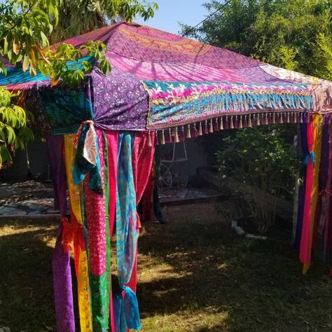 Boho Style Vendor Booth, Pop Up Canopy Decorating Ideas, Craft Vendor Booth, Henna Booth, Craft Vendor, Boho Canopy, Craft Booth Design, Market Tent, Festival Tent