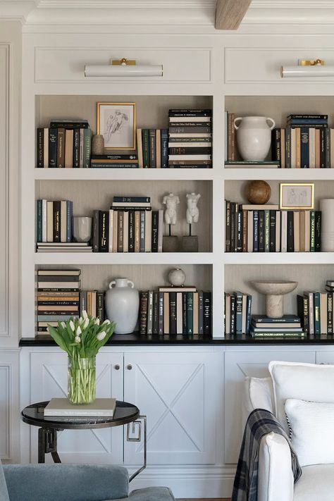 Noteworthy : Inspiring Links and Updates - Room for Tuesday Bookshelves Styling, Room Bookshelf, Room For Tuesday, Shelf Decor Living Room, Decorating Bookshelves, Interior Design Books, Bookcase Styling, Bookcase Decor, Study Ideas