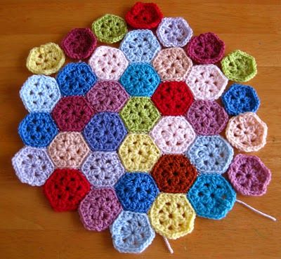 Mini Hexagon tutorial and how to join them Crochet Triangles, Fusion Quilt, Crochet Hexagons, Household Crafts, Hexagon Blanket, Hexagon Crochet Pattern, Hexagon Crochet, Temperature Blanket, Crochet Chain