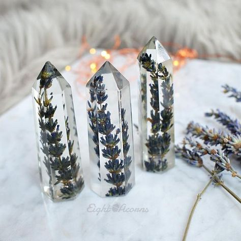 * Handmade obelisk tower features preserved beautiful florals forever imbedded in high quality acrylic.* The point measure approx. 85-90mm (3 1/2") in height and 25mm in width (1").* Display on the windowsill, a desk or with your collection of minerals and crystals.* Made to order and ships within 7-12 business days.* Photo represents an example of the arrangement you'll receive. Due to the handmade nature crystal will vary, but I'll make sure yours is equally beautiful! I hope that my work will Terrarium Crystal, Floral Terrarium, Purple Wedding Centerpieces, Bohemian Style Decor, Floral Preservation, Small Necklace, Crystal Resin, Lavender Floral, Floral Hoops