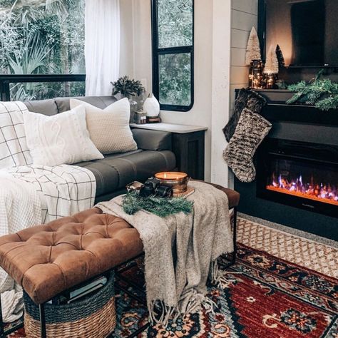 It's Sharing Sunday! We wanted to share this photo from ⁠@ourblueabode to show how cozy you can make your tiny home during the winter! 😍⁠ ⁠ Pic credit: @ourblueabode⁠ found on @insurance4rvs⁠ ⁠https://www.instagram.com/p/B5_ZjS-HIsO/?utm_source=ig_web_copy_link⁠ ⁠ #wintercamping #rvlife #fulltimeRV #fulltimeRVing #RVfulltime #lifeontheroad #motorhomes #OnTheMoveWithMOT #getoutthere #takeahike #cozycorner #liveoutdoors #rvpark #drycamping #getoutside #tinyhome #rvliving Camper Christmas, Rv Interior Remodel, Camper Trailer Remodel, Diy Camper Remodel, Rv Makeover, Cozy Christmas Decor, Trailer Living, Rv Living Full Time, Camper Makeover