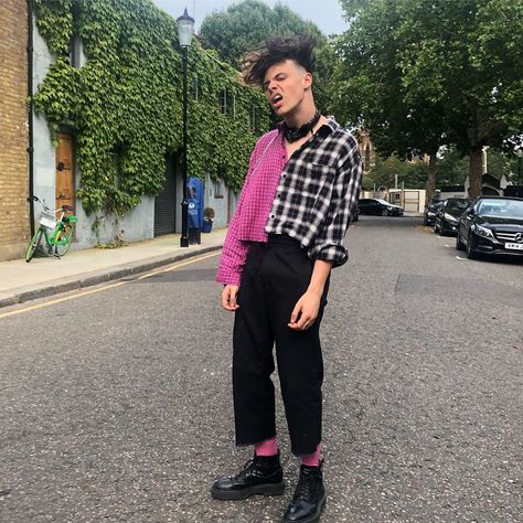 YUNGBLUD on Instagram: “🖤💖🖤” Yungblud Fashion, Yungblud Style, Yungblud Clothes, Melancholia Aesthetic, Yungblud Outfits, Diy Outfits, Dominic Harrison, Alt Style, Baby Stage