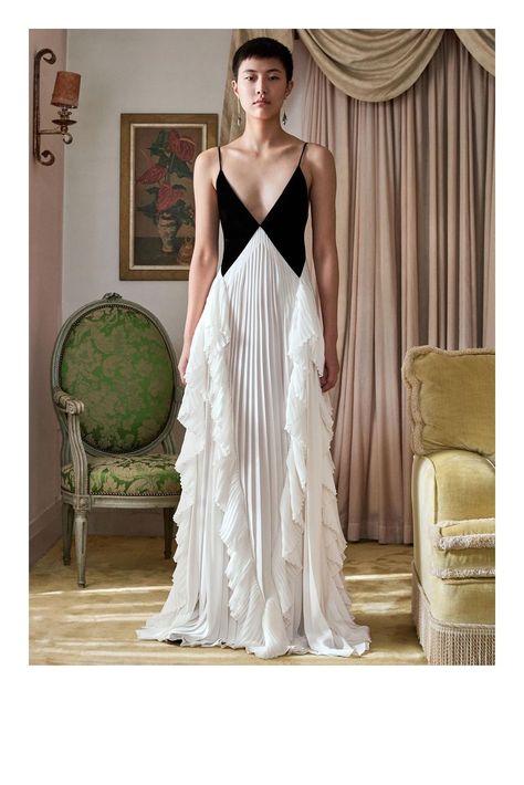 Fashion 2018, Fashion Show Collection, Beautiful Gowns, Pre Fall, Fancy Dresses, Couture Fashion, Look Fashion, Pretty Dresses, Runway Fashion