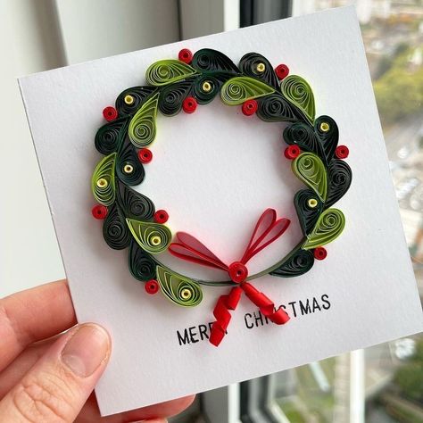 Quilling Christmas Wreath, Papercraft Christmas Cards, Quilling Flower Designs, Inspiring Homes, Quilled Cards, Paper Quilling For Beginners, Paper Quilling Cards, Origami And Quilling, Quilling Work