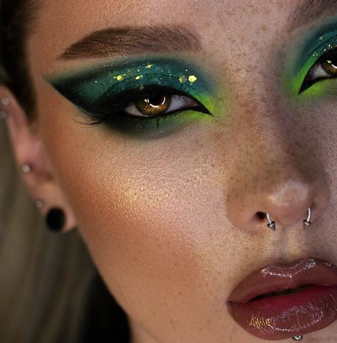 Dragon Makeup, Look Halloween, Alien Makeup, Show Makeup, Witch Makeup, Make Up Inspiration, Queen Makeup, Ethereal Makeup, Green Makeup