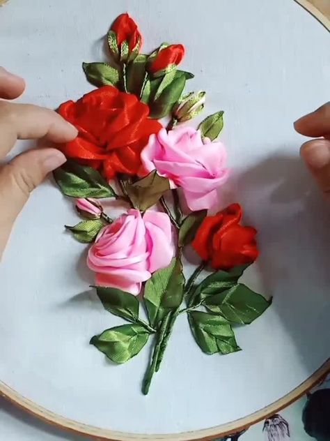 Rose Ribbon Embroidery, Ribbon Rose Embroidery, Ribbon Stitch, Rose Flower Embroidery, Sulam Pita, Embroidery Images, Silk Ribbon Embroidery Tutorial, Rose Embroidery Pattern, Rose Ribbon