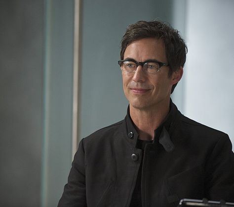 Vance resembles actor Tim Cavanagh (Chapter 24) Doctor Wells, Harry Wells, Harrison Wells, Tom Cavanagh, Flash Characters, Eobard Thawne, Flash Photos, Tv Series Quotes, Reverse Flash