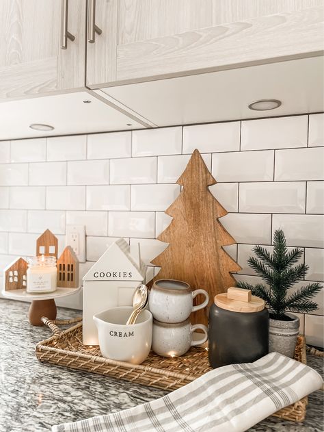 Neutral Christmas Decor, Cozy Christmas Decor, Modern Christmas Decor, Christmas Decor Inspiration, Christmas Kitchen Decor, Minimalist Christmas, Christmas Decorations For The Home, Boho Christmas, Christmas Kitchen