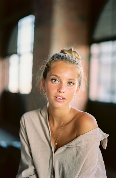 A Portrait of Magui Corceiro, shot on Portra 400, using the pentax 67ii + 105mm Garagem Lisbon Instagram Crush, New Hairstyle, Blonde Model, Natural Blondes, Model Aesthetic, Blonde Women, Hair Photo, Short Hair Cuts For Women, Blonde Girl