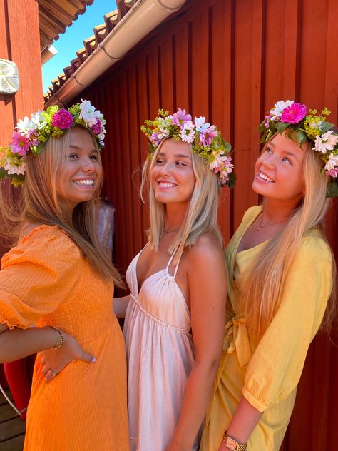 #midsommar #scandinavian #friends #summer Midsommar Aesthetic Outfit, Midsommar Photoshoot, Midsommar Party Outfit, Scandinavian Friends, Midsommar Dress, Midsommar Wedding, Midsummer Outfit, Midsommar Outfit, Midsommar Aesthetic